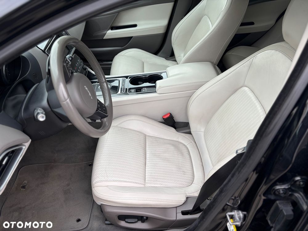 Jaguar XE 2.0 T Prestige - 9