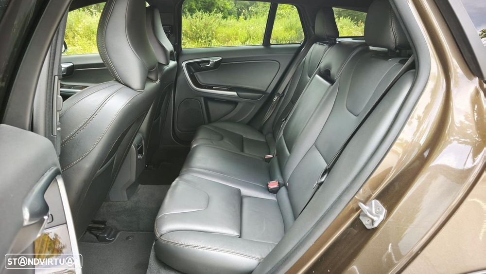 Volvo V60 Cross Country 2.0 D3 Summum Geartronic - 16