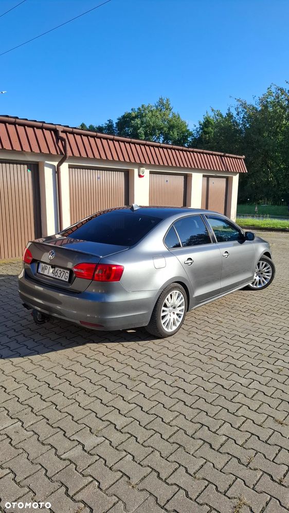 Volkswagen Jetta - 2