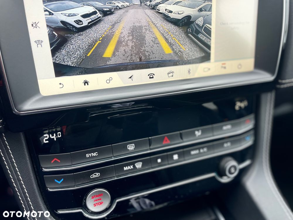 Jaguar F-Pace 25t AWD R-Sport - 23