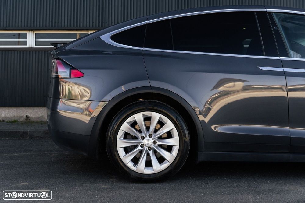 Tesla Model X - 29