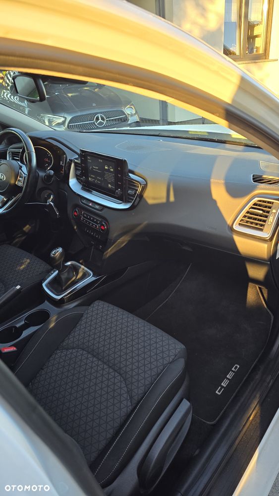 Kia Ceed 1.6 CRDi mHEV Business Line - 13