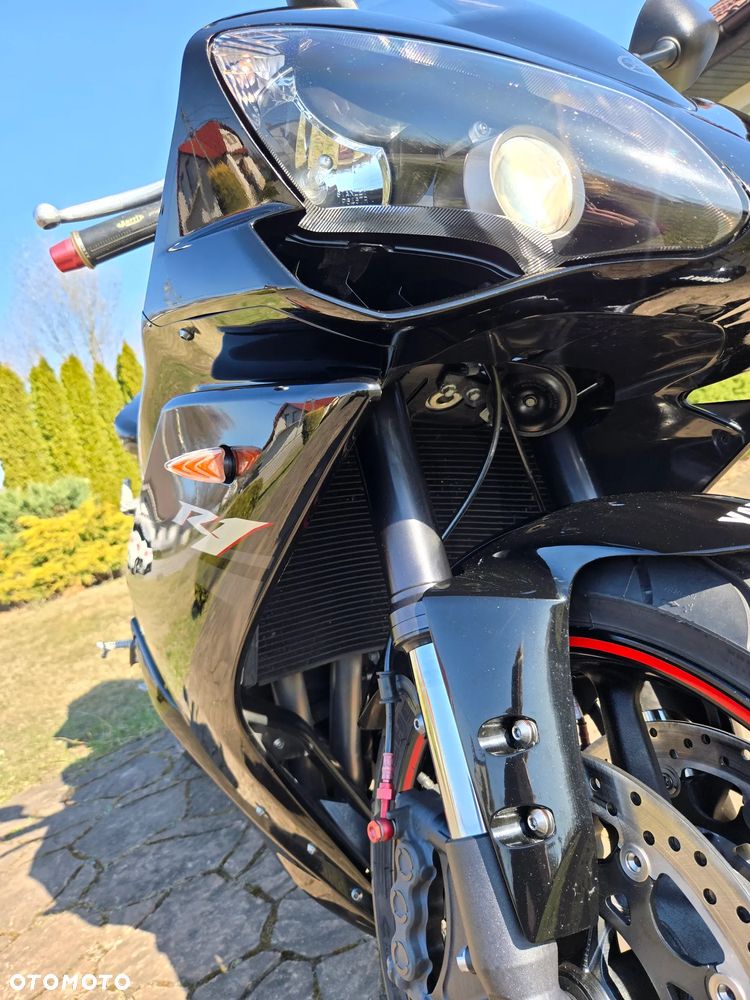 Yamaha R1 - 18