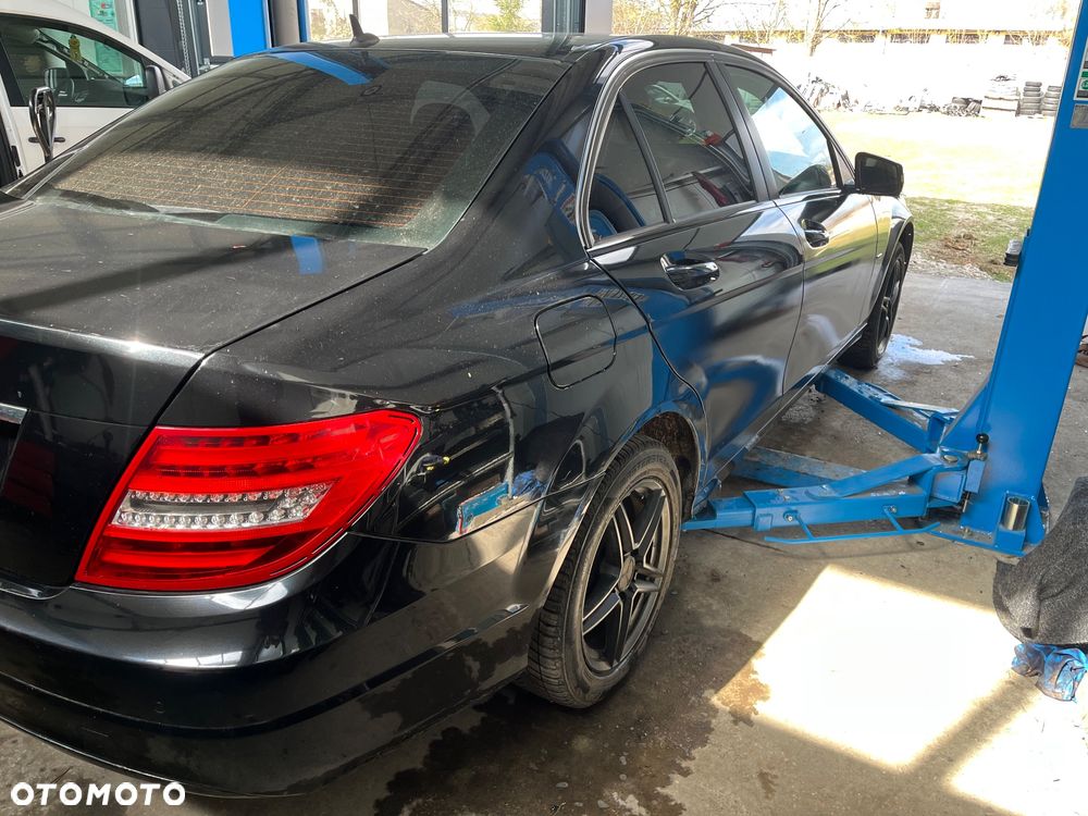 Mercedes-Benz Klasa C 200 CDI DPF (BlueEFFICIENCY) Avantgarde - 9