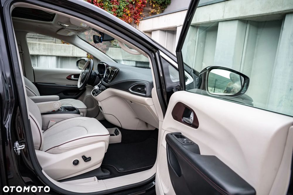 Chrysler Pacifica - 36