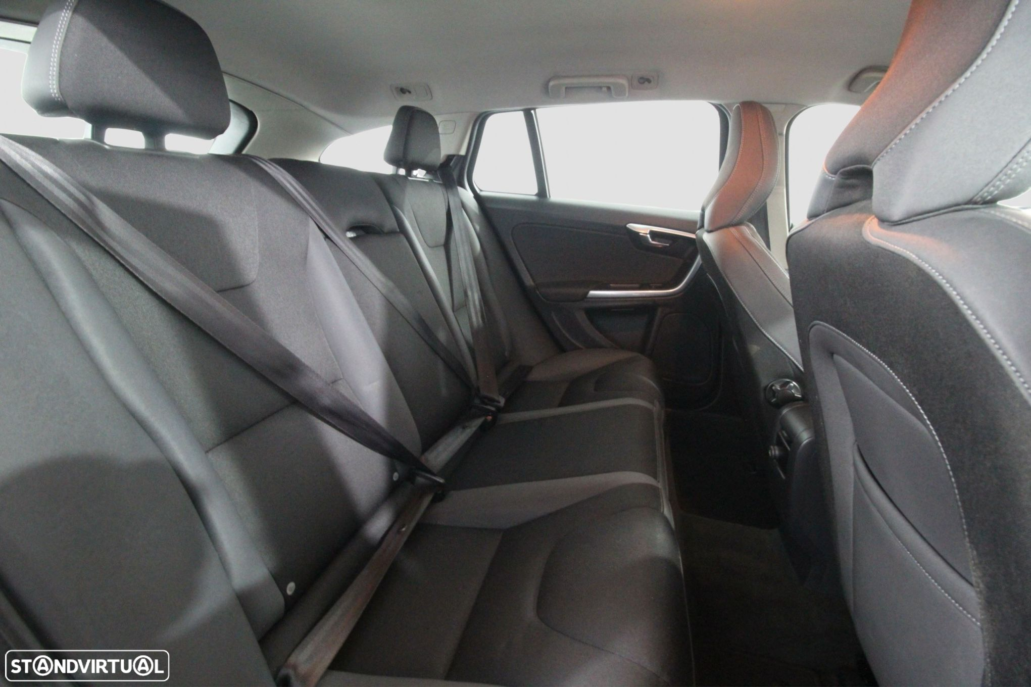 Volvo V60 1.6 D2 Momentum Eco - 14