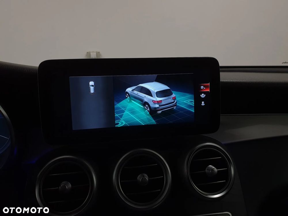 Mercedes-Benz GLC 300 d 4Matic 9G-TRONIC AMG Line Plus - 25