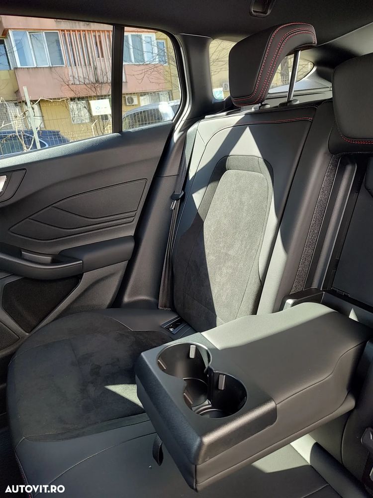 Ford Focus 2.3 Ecoboost 7DCT ST X - 36