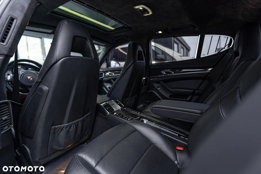 Porsche Panamera Turbo PDK - 32