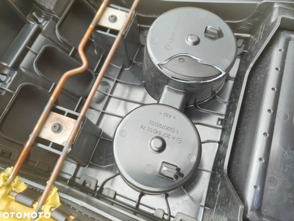 MERCEDES W204 Coupe Lift Kanapa Tylna Biała Nić - 17