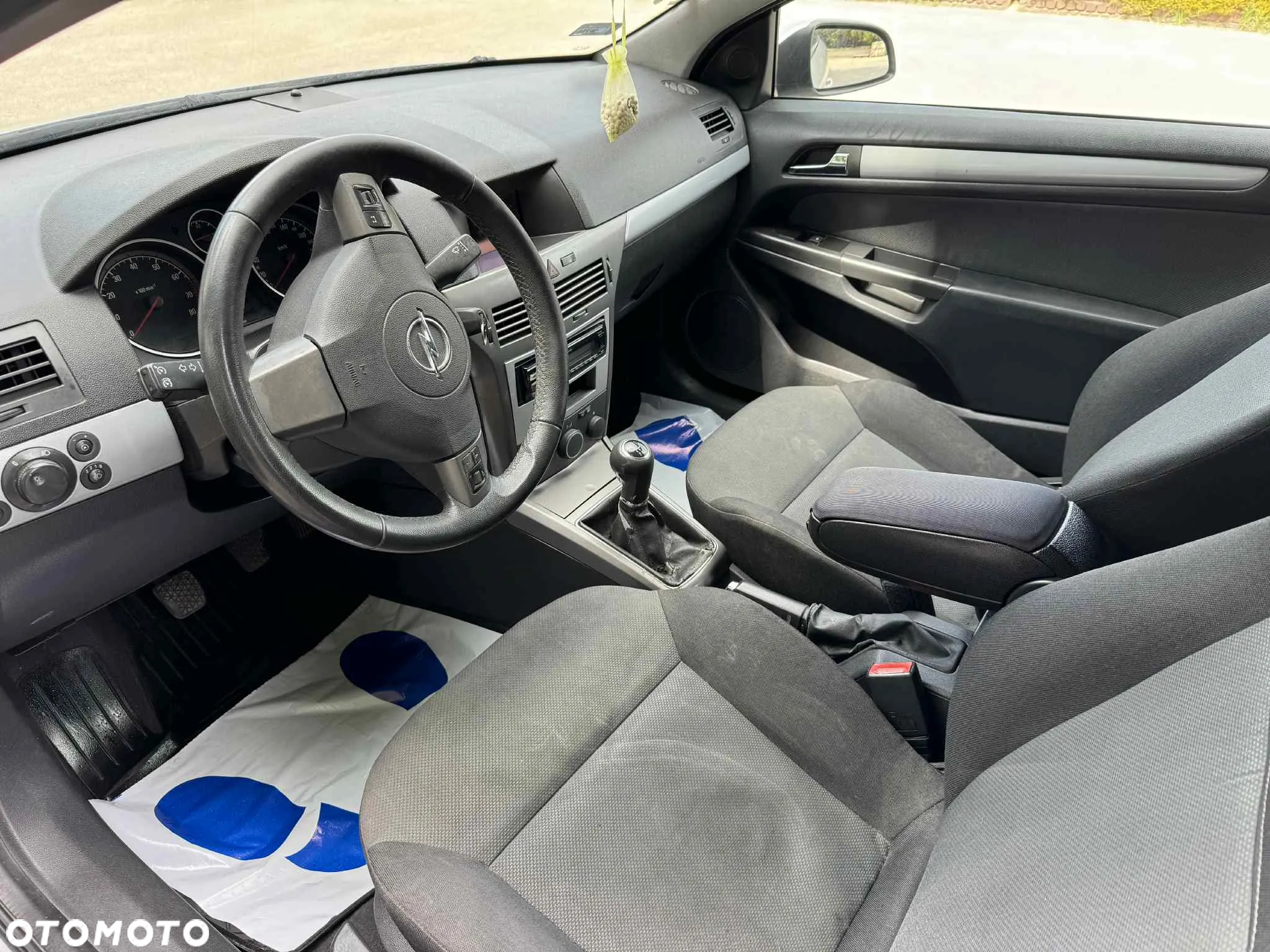 Opel Astra III GTC 1.6 Cosmo - 12