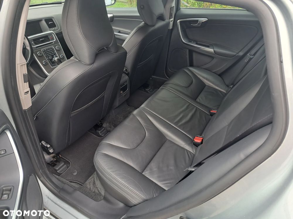 Volvo V60 D2 Momentum - 16