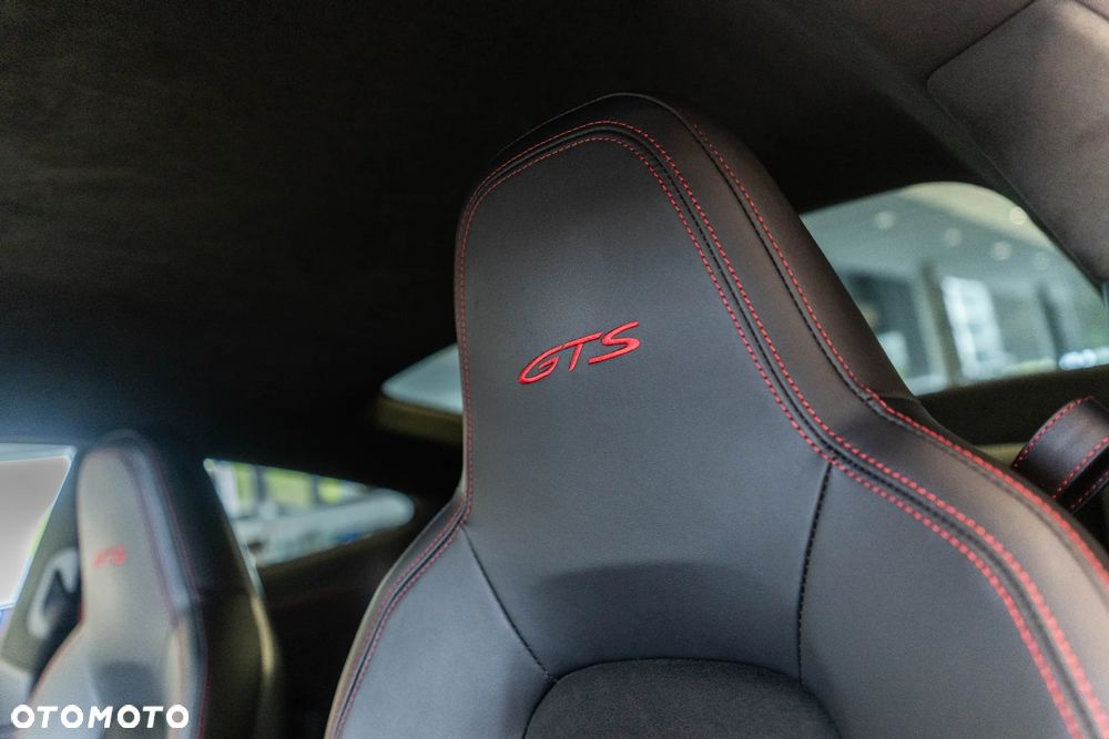 Porsche 911 Carrera 4 GTS - 37