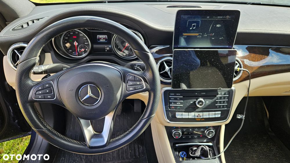 Mercedes-Benz CLA 250 7G-DCT AMG Line - 35