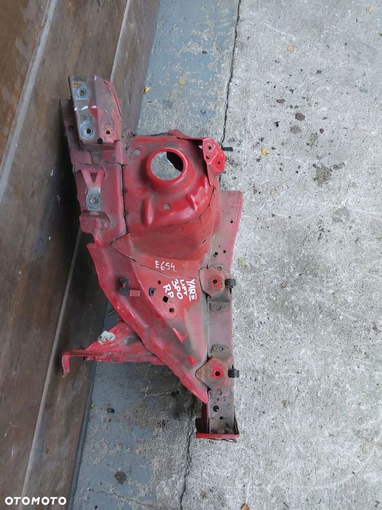 Toyota Yaris III 11 - 16r podłużnica prawy przód ćwiartka