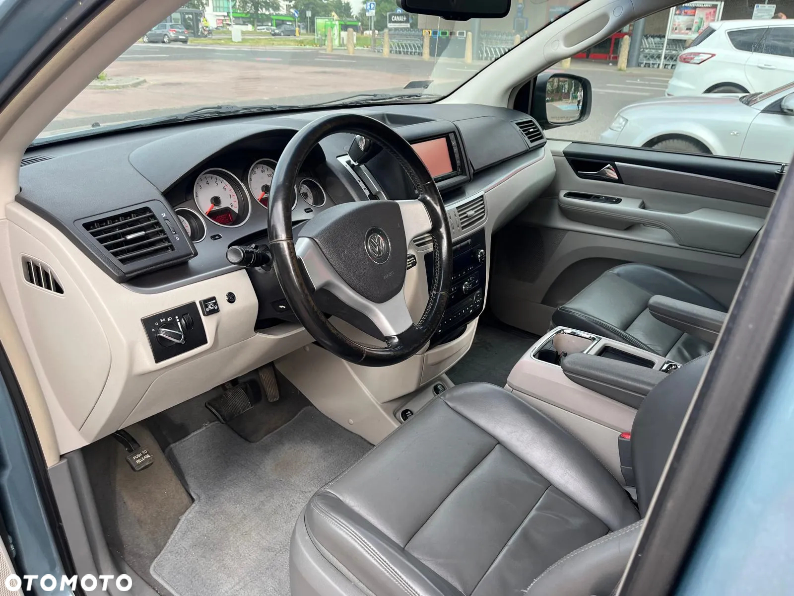 Volkswagen Routan - 8