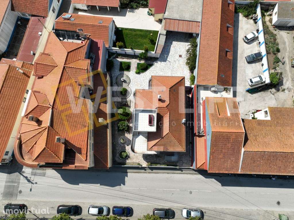 Moradia T5 com traços típicos dos anos 60 - Jardim e terraço com vi... - Grande imagem: 2/37