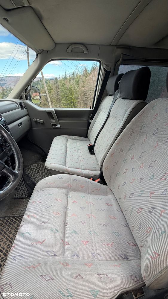 Volkswagen Caravelle - 8