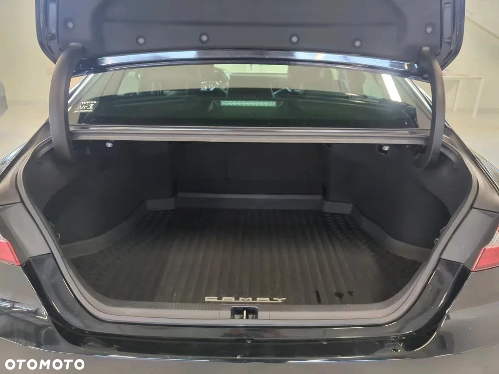 Toyota Camry 2.5 Hybrid Executive CVT - 10