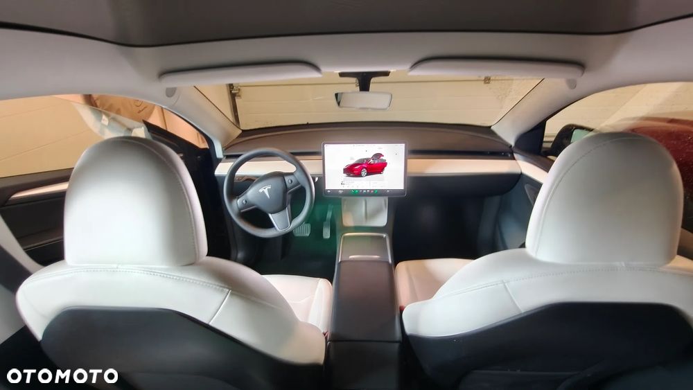 Tesla Model Y Long Range AWD - 23