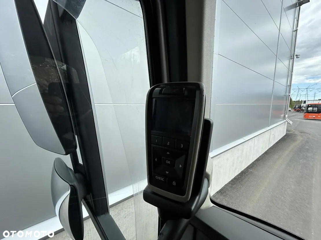 Volvo FH16 750 8x4x4 / 750 KM! / Rama do zabudowy / 4. oś skrętna i podnoszona - 8