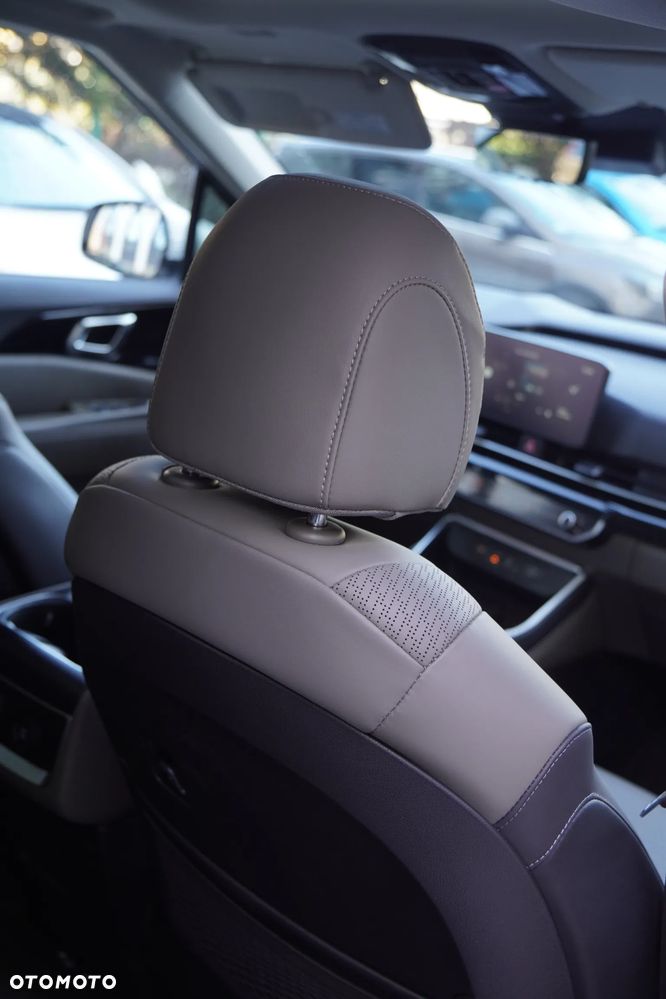 Kia Carnival - 17