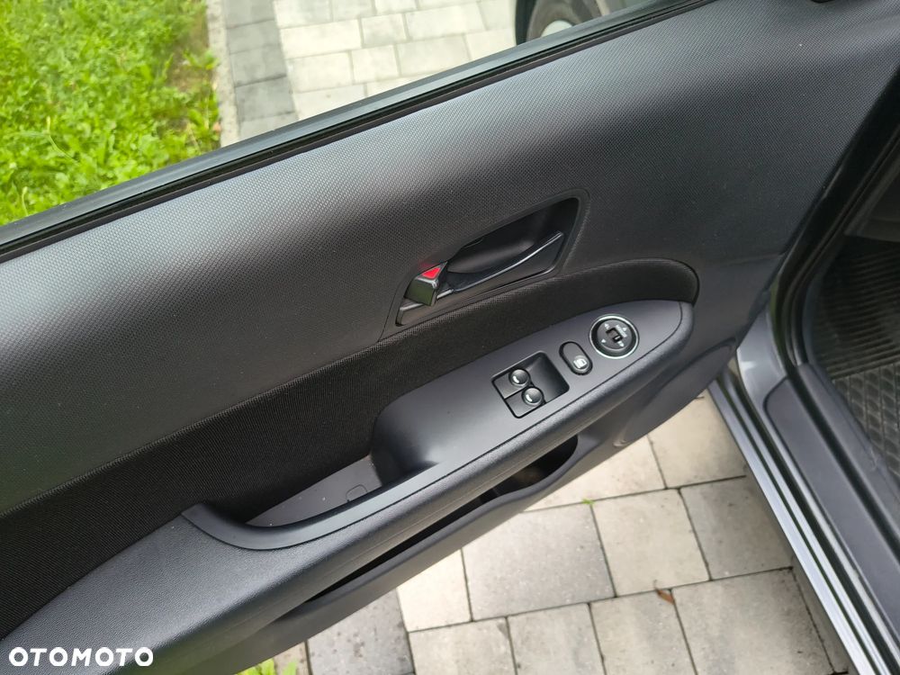 Hyundai i30 1.4 Base + - 17