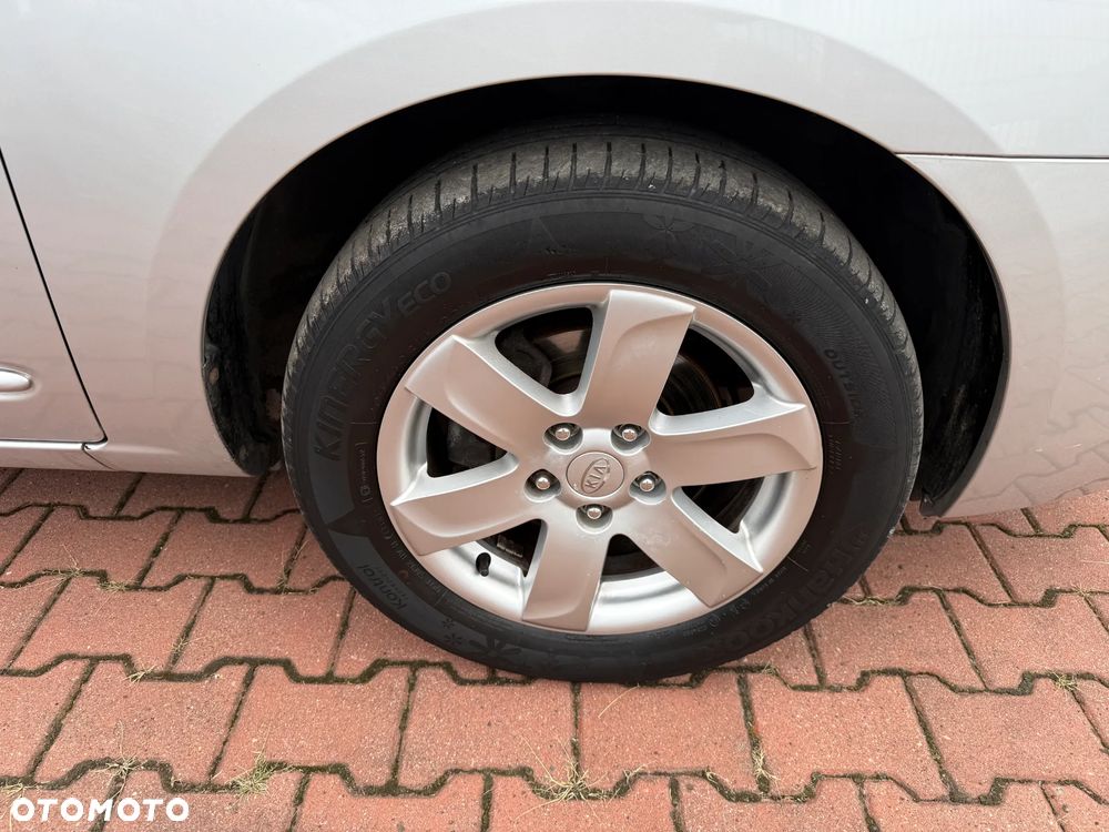 Kia Carens 2.0 CVVT EX - 23