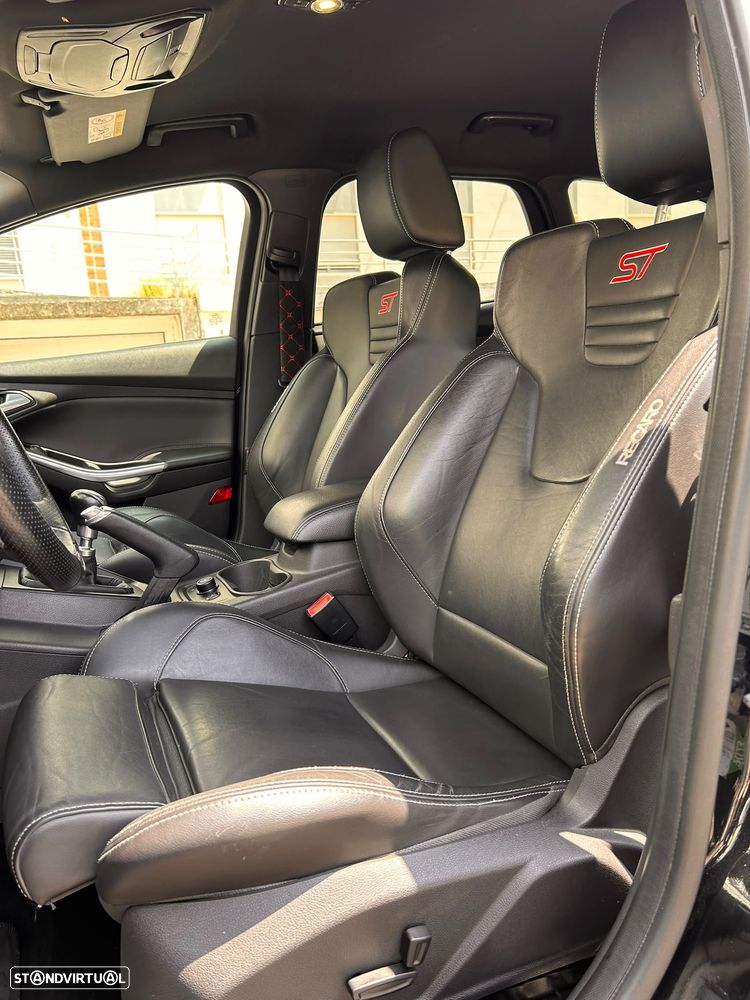 Ford Focus Turnier 2.0 EcoBoost ST c/ Pack Pele Desportiva - 23