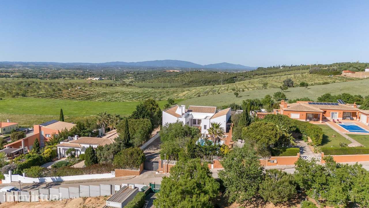 DESLUMBRANTE MORADIA T5 EM LAGOS COM PISCINA, VISTA CAMPO E LOCALIZAÇÃ - Grande imagem: 2/45