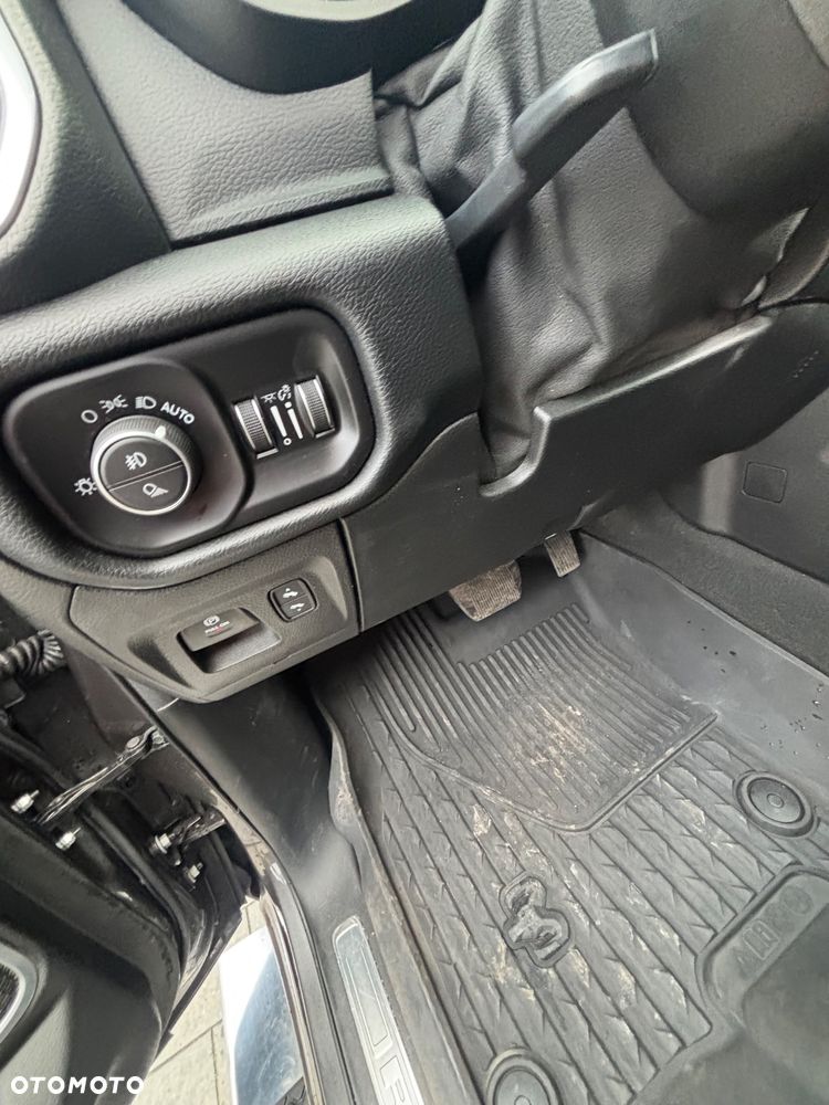 RAM 1500 Crew Cab Laramie - 12