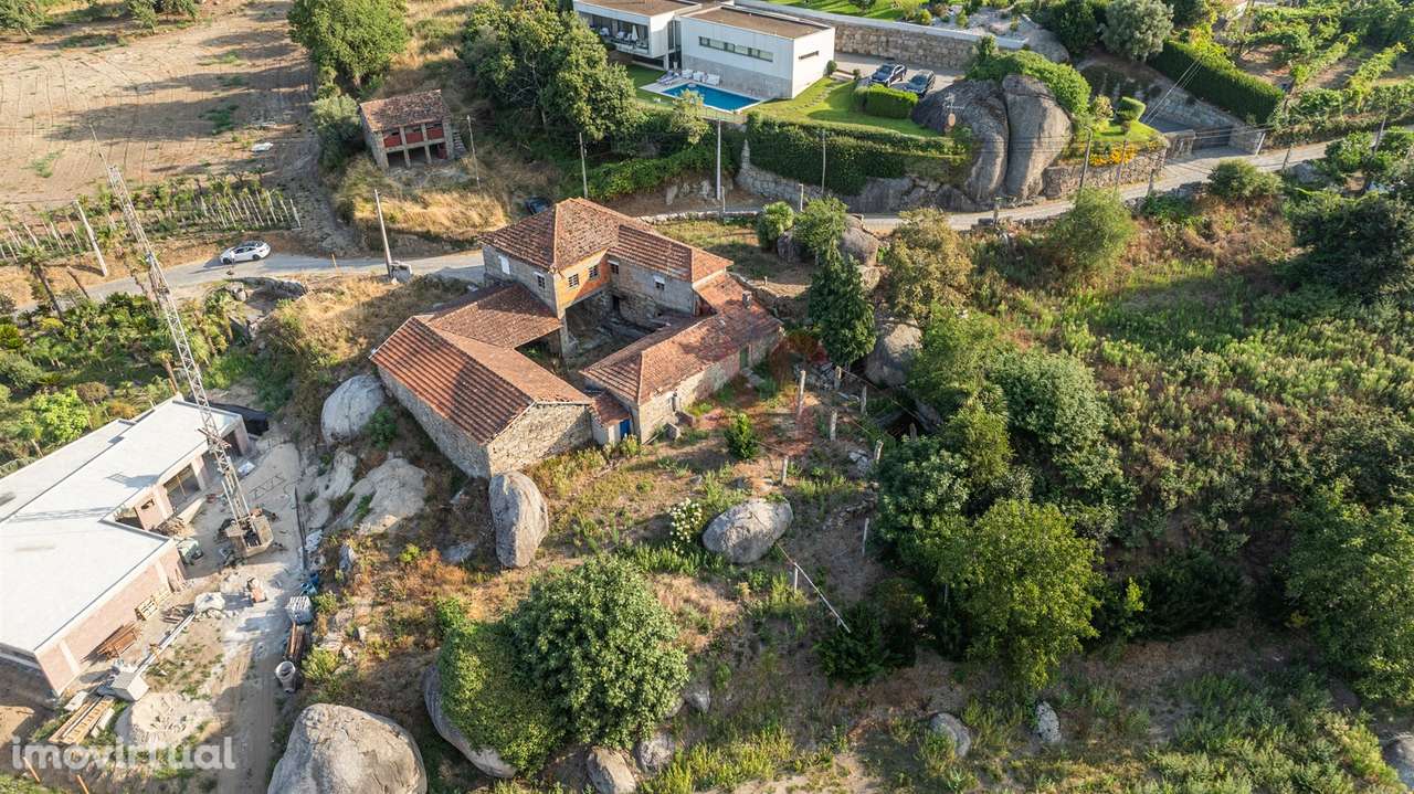 Moradia T8 para Restauro com Terreno e Vistas Panorâmicas em São Tomé - Grande imagem: 3/27