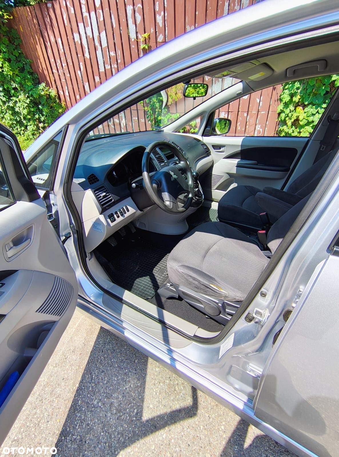 Mitsubishi Grandis - 11