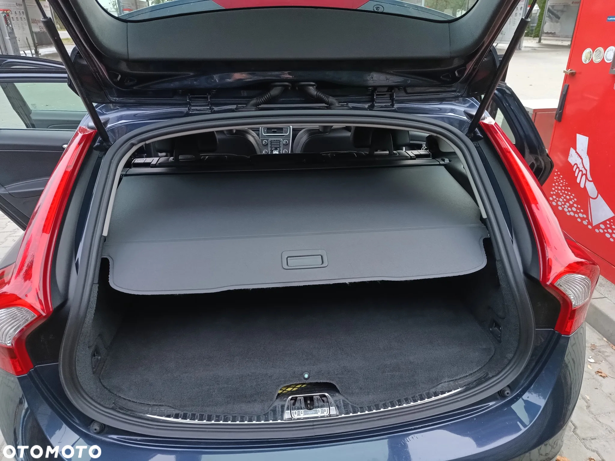 Volvo V60 D6 AWD Plug-in Hybrid R-Design Summum - 5