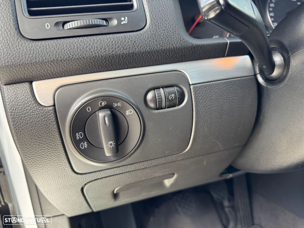 VW Jetta 2.0 TDI Sportline - 12
