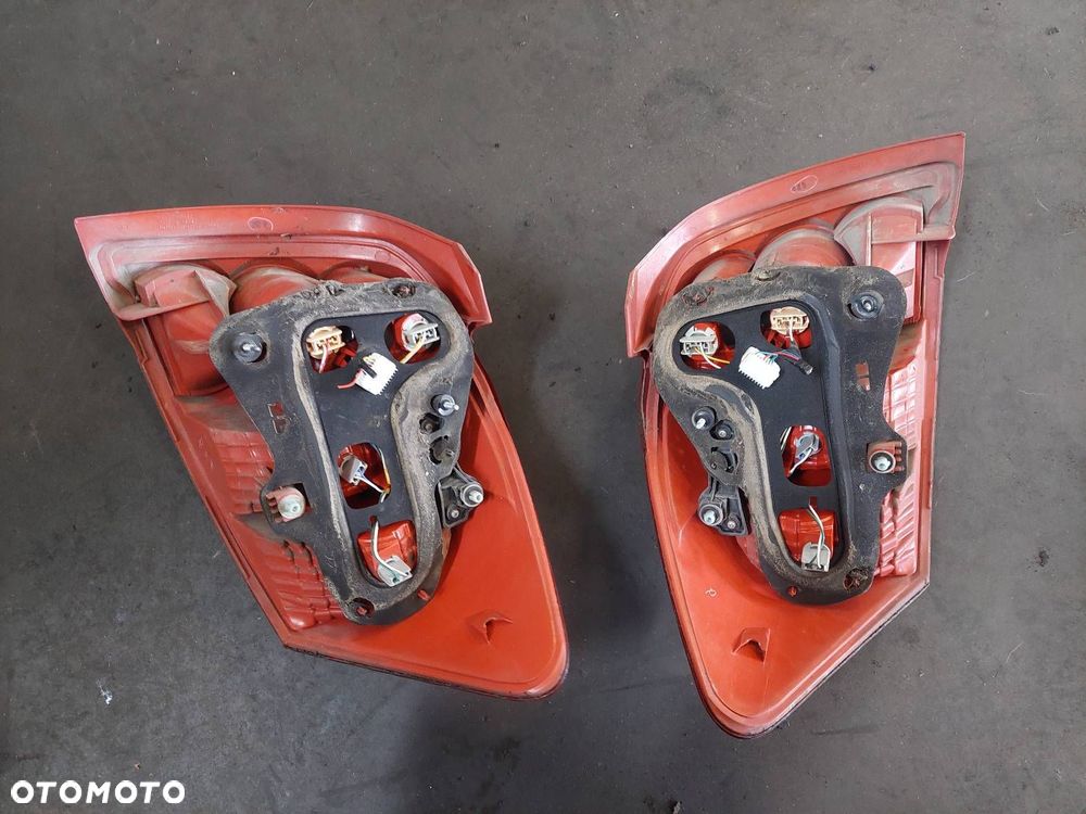 KOMPLETNY TYŁ KLAPA BAGAŻNIKA ZDERZAK TYŁ LAMPY TOYOTA AURIS I HB 5D 1C0 - 4