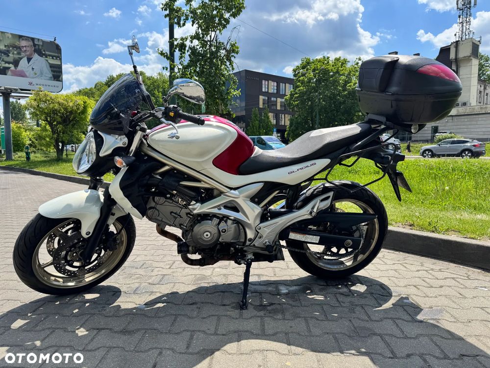Suzuki Gladius - 1