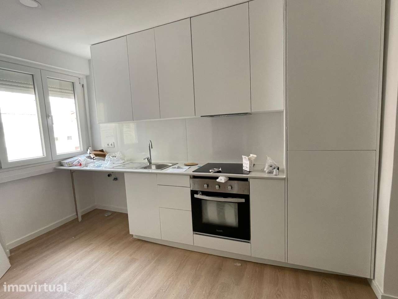 Apartamento T2 com varanda na Av. Mouzinho de Albuquerque em Lisboa - Grande imagem: 3/11