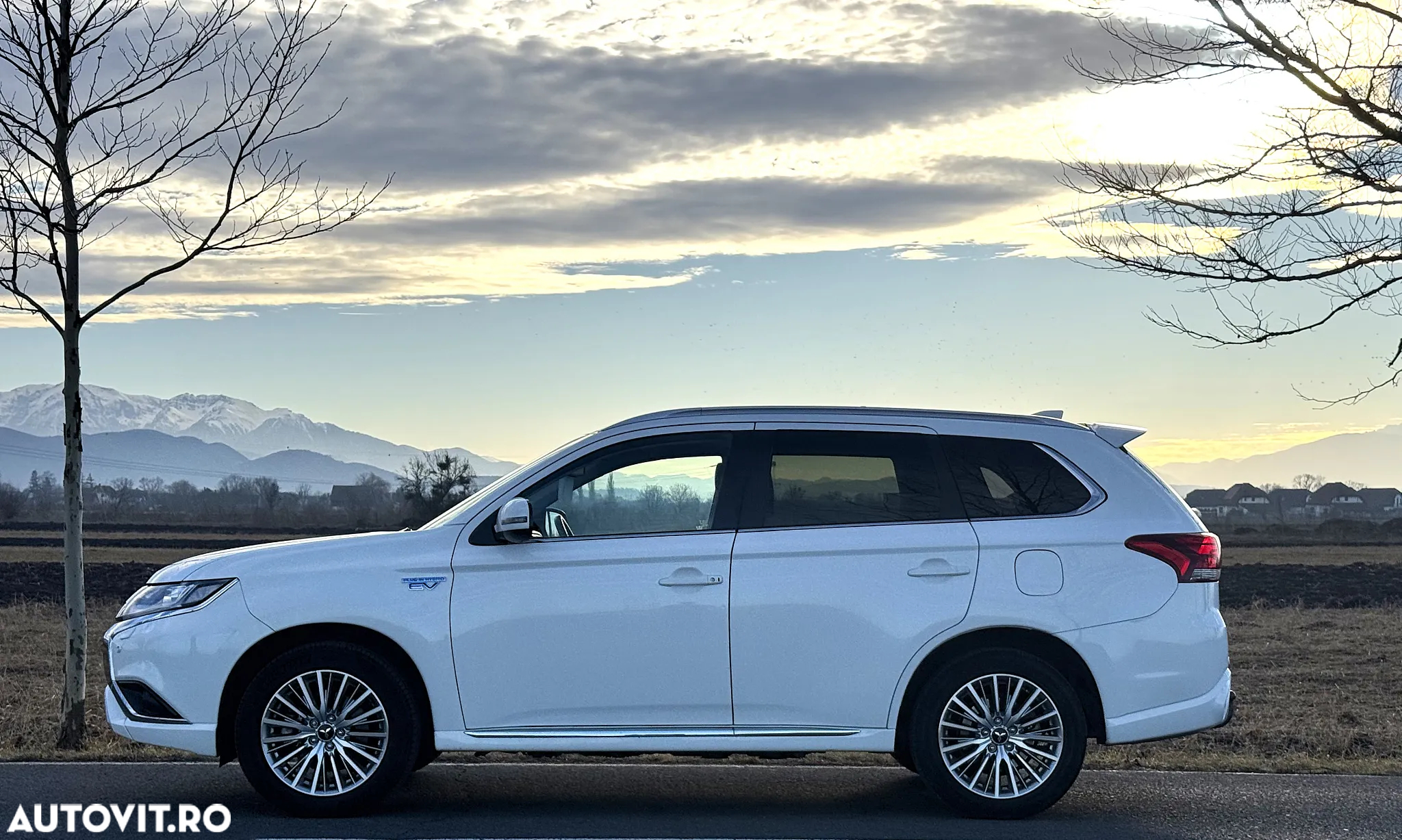 Mitsubishi Outlander 2.4 4WD Plug-In Hybrid Plus - 6
