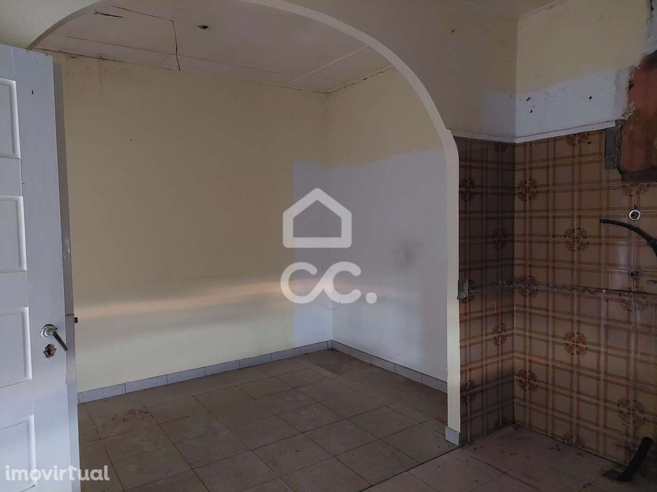 Moradia para restauro com terreno na periferia da cidade excelente opo - Grande imagem: 3/15