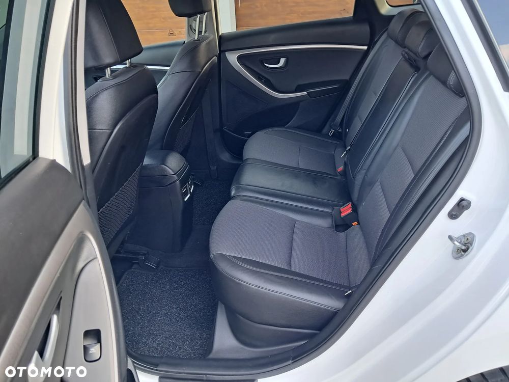 Hyundai i30 blue 1.6 CRDi DCT Premium - 26