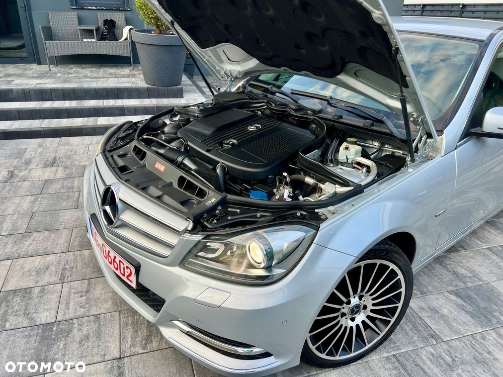 Mercedes-Benz Klasa C 220 CDI BlueEff 4-Matic Avantgarde - 34