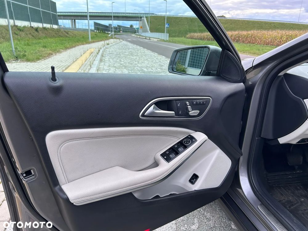 Mercedes-Benz GLA 250 4Matic 7G-DCT UrbanStyle Edition - 21