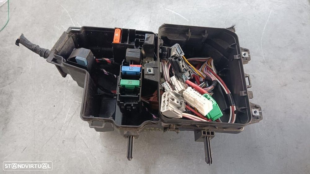 CAIXA DE RELES FUSÍVEIS RENAULT MEGANE IV BERLINA 5P - 1