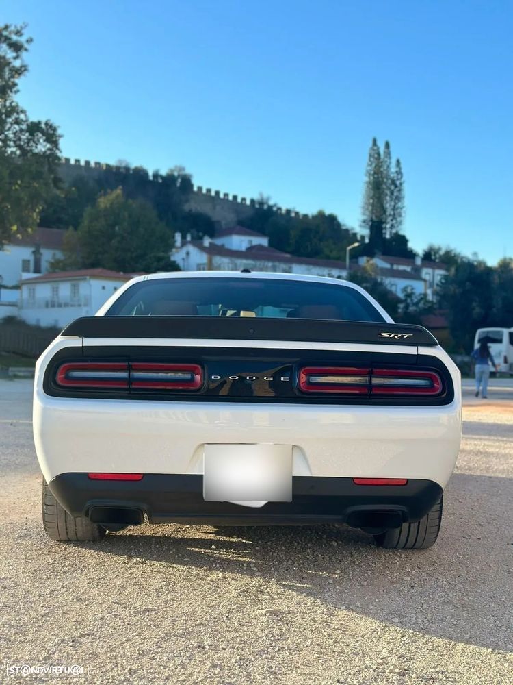 Dodge Challenger Auto SRT Hellcat - 2