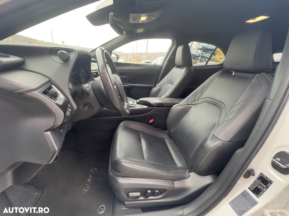 Lexus UX 250h (E-FOUR) Executive Line - 13