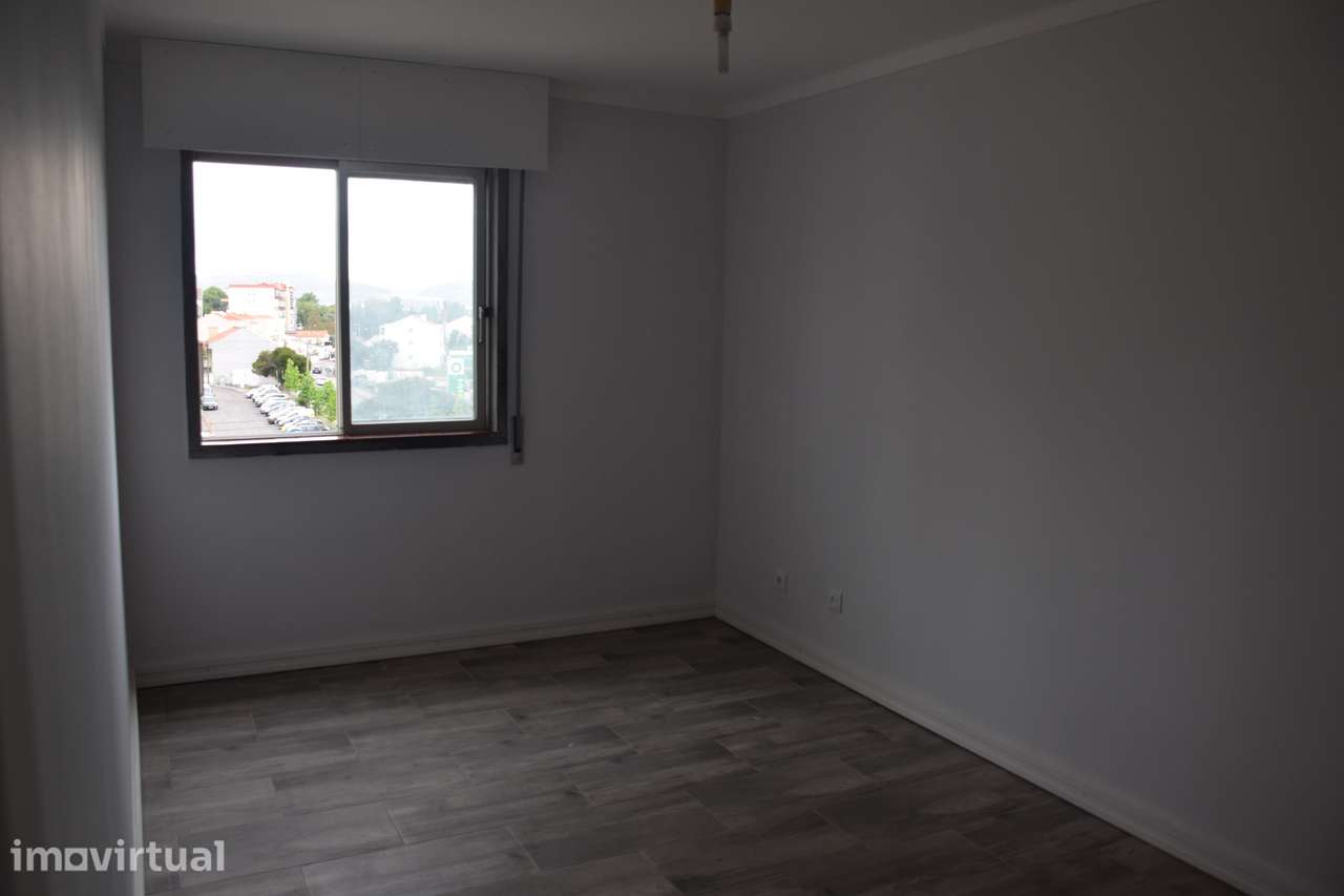 Excelente apartamento T1 em Santo Antonio dos Cavaleiros - Grande imagem: 3/8