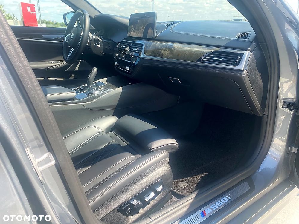 BMW Seria 5 M550i xDrive - 37