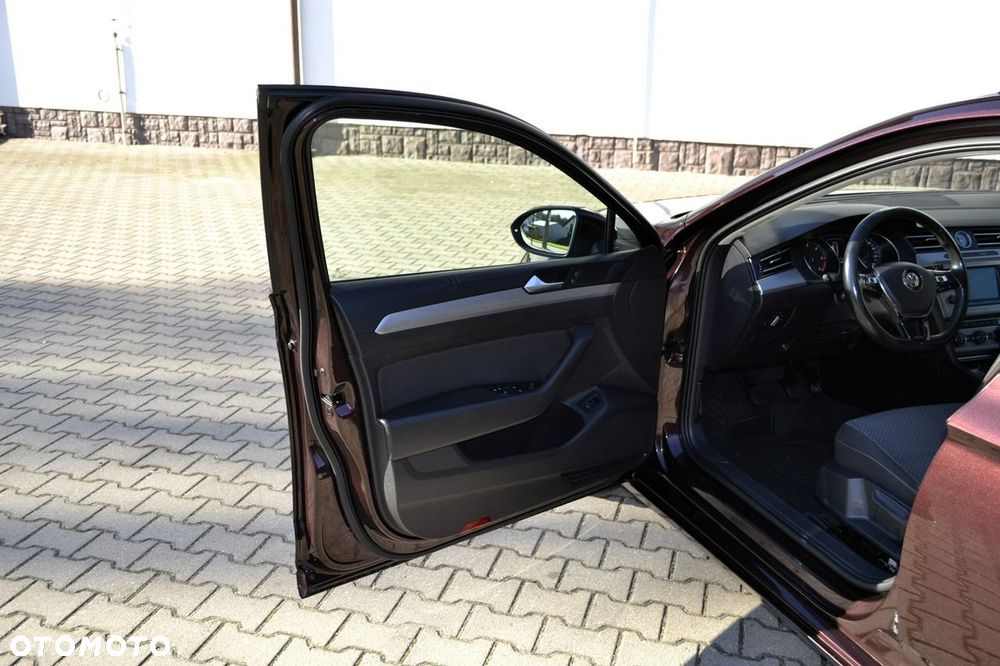 Volkswagen Passat - 31