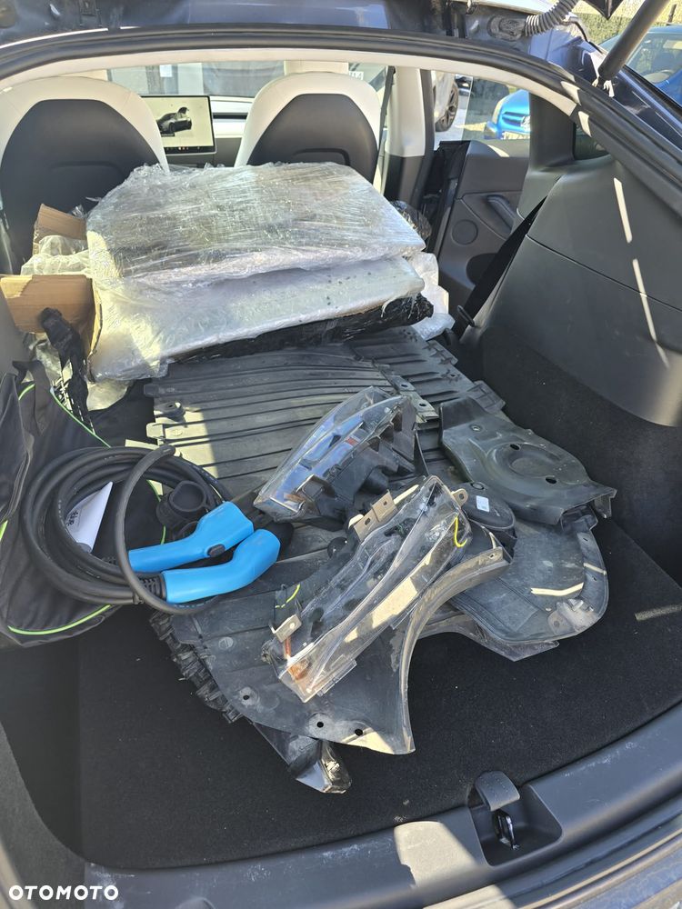 Tesla Model Y Long Range AWD - 8